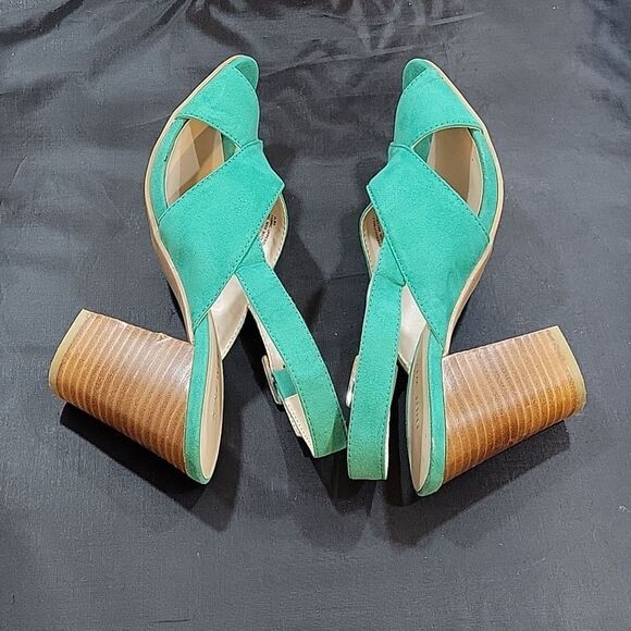 NINE WEST BLOCK HEEL PEEP TOE ADJUSTABLE BUCKLE CLOSURE SANDAL - Picture 13 of 15